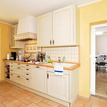 Villa Con Giardino Privato, Tre Camere, Due Bagni *