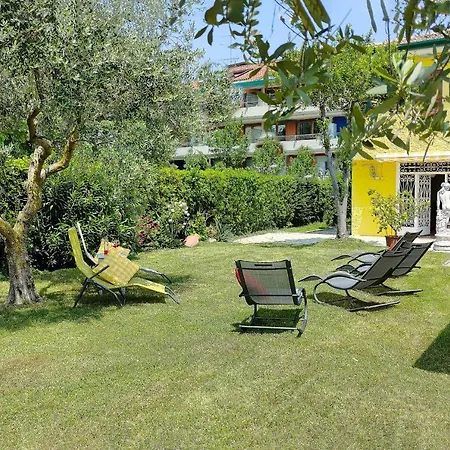 Con Giardino Privato, Tre Camere, Due Bagni *