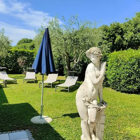 Con Giardino Privato, Tre Camere, Due Bagni