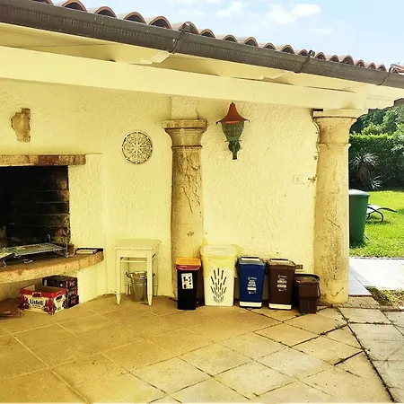 Con Giardino Privato, Tre Camere, Due Bagni *